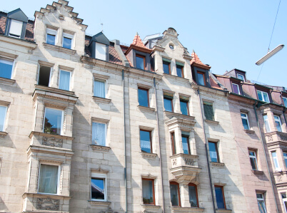Mehrfamilienhaus mit Wohnungen